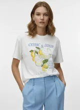 Remera oversize blanca de algodón con cuello redondo y hombros caídos. Estampado frontal con ilustración de dos vasos de limonada, limones y texto "CITRIC & SOUR".