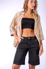 Bermuda de jean color negro desgastado, de corte recto y largo a la rodilla.