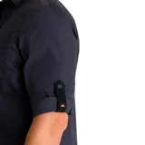 Camisa de popelina verde con cuello abotonado, cierre frontal con botones, bolsillo de parche en el pecho izquierdo, mangas largas con trabillas para enrollar y dobladillo camisero.