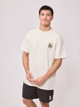 Remera color crudo de algodón con estampa en la espalda con motivos playeros y la frase "Surf Island Rusty Go".