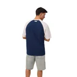 Remera de mangas cortas color azul con mangas color crema y estampado frontal con el logo de la marca Rusty.