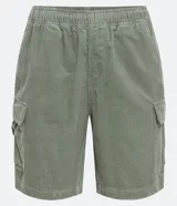 Bermuda cargo color verde militar, confeccionada en pana con cintura elástica ajustable con cordón y bolsillos laterales.