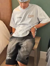 Remera negra de algodón con estampado en la espalda con el logo de la marca en color beige.