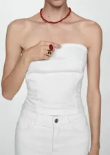 Top palabra de honor blanco, de diseño crop y entallado, con cierre de cremallera en la parte posterior.