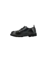 Zapato acordonado de cuero negro con suela track y detalle de pespuntes en color crudo.