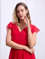 Vestido blanco de gasa con capas de la marca Julia Jordan. Tiene escote en V, mangas cortas con volados, corte en la cintura, abertura central en la espalda con cierre invisible y forro interno a tono.
