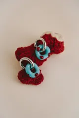 Aros colgantes con forma de dona, hechos a mano en cristal de Murano celeste con lunares en rojo. Aros de acero quirúrgico.