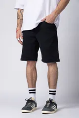 Bermuda de jean negra de corte recto, con bolsillos laterales y traseros.