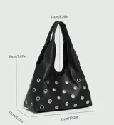 Bolso tipo hobo de cuero sintético negro con apliques de ojales metálicos plateados.