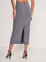 Falda midi de punto color gris, con diseño ajustado y corte recto.