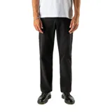 Pantalón negro de corte recto, con bolsillos laterales y traseros.