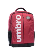 Mochila de color rojo oscuro con base y detalles en negro. Presenta el logo de Umbro en grande en vertical en el frente y el logo pequeño en el panel superior derecho. Incluye bolsillo lateral de malla.
