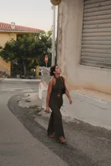 Blusa corta con espalda abierta y breteles regulables, confeccionada en lurex y viscosa.