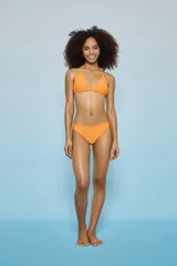 Conjunto de bikini naranja con corpiño triangular y bombacha clásica.