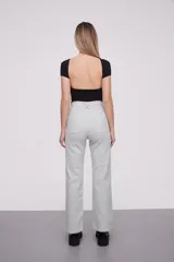 Pantalón color crudo de corte recto y diseño clásico.