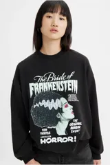 Sweatshirt negra con estampa frontal de la película The Bride of Frankenstein.