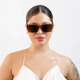 Lentes de sol rectangulares color verde pastel con lentes oscuros y filtro UV400.