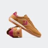 Championes Converse Run Star Trainer color marrón con detalles en fucsia y suela de goma marrón.