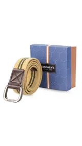 Cinto de tela canvas a rayas horizontales color beige y marrón chocolate, con hebilla doble rectangular metálica color peltre y terminaciones en símil cuero color marrón chocolate.