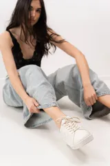 Championes negros de cuero con detalle de estrella plateada y talón plateado.