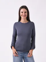 Remera de manga larga color gris oscuro, con cuello redondo y corte ajustado.
