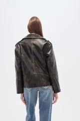 Chaqueta estilo biker de eco-cuero con efecto desgastado, color negro. Presenta cuello solapa, cierre asimétrico frontal, bolsillos con cierre y hombreras.