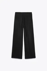 Pantalón negro de tejido fluido, tiro medio con cintura elástica ajustable con cordones, bolsillos laterales y falsos bolsillos de vivo en la espalda.