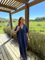 Vestido largo azul marino de lino italiano, con escote en V, mangas cortas y bolsillos laterales.