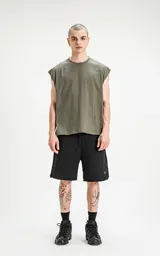 Musculosa verde militar de algodón, con cuello redondo y sisas amplias.