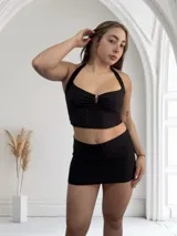 Top negro de broderie con escote halter y espalda descubierta.