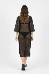 Vestido largo de malla calada color blanco, con mangas tres cuartos y escote en V profundo.