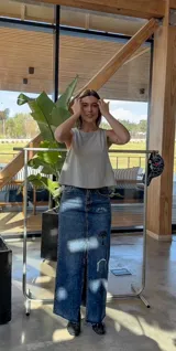 Musculosa negra con espalda deportiva y corte irregular en el ruedo.