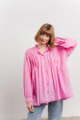 Camisa oversize de algodón color verde lima, con cuello mao con volados y pliegues verticales en el frente.