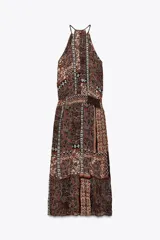 Vestido largo con estampado cachemir en tonos marrones, cuello halter con cordones con abalorios, nido de abeja elástico en la cintura, forro interior y tejido con hilo metalizado.