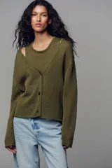 Chaqueta celeste de punto con escote en pico, manga larga y cierre frontal con botones.