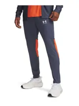 Pantalón deportivo Under Armour Challenger de hombre, color gris con detalles en naranja y logo de la marca en blanco.