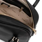 Cartera bandolera negra de cuero sintético con correa fina ajustable.