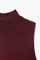 Top azul marino de tejido de punto con cuello halter y sisa.