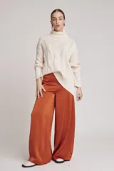 Pantalón de satén color lila con efecto satinado y corte amplio.
