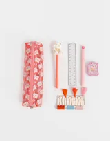 Set de librería que incluye una cartuchera de PVC transparente con estampado de gatos de la suerte, dos lapiceras, una regla, tres clips, tres binder clips y una goma de borrar.