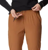 Pantalón de senderismo color marrón claro, con corte recto, cintura elástica ajustable, bolsillos laterales y tecnología Omni-Wick para secado rápido.
