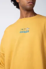 Buzo negro de corte oversize con cuello redondo y estampa de un avión sobre olas.