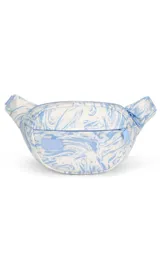 Riñonera con estampado de mármol celeste y blanco, con cierre superior y correa ajustable.