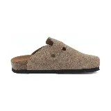 Zueco color beige con hebilla ajustable y plantilla anatómica.