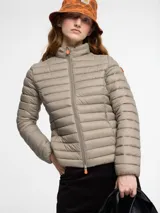 Chaqueta acolchada de nylon en color gris, con cuello alto, cremallera bidireccional y bolsillos laterales con cremalleras invisibles.
