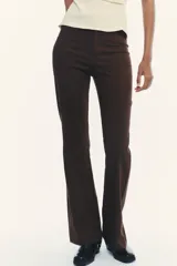 Pantalón blanco de tiro alto con corte acampanado.