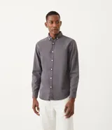 Camisa de hombre de manga larga, color gris oscuro, corte clásico, con cuello abotonado y cierre frontal con botones blancos.