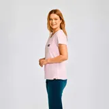 Remera rosa de algodón con cuello redondo y mangas cortas. Logo de CAT estampado en el pecho.