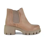 Bota corta color beige de cuero, con elástico lateral, caña baja y suela track con taco ancho.