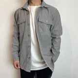 Sobrecamisa gris con patrón de espiga, cuello clásico, cierre con botones de madera, dos bolsillos de parche en el pecho y corte recto.
